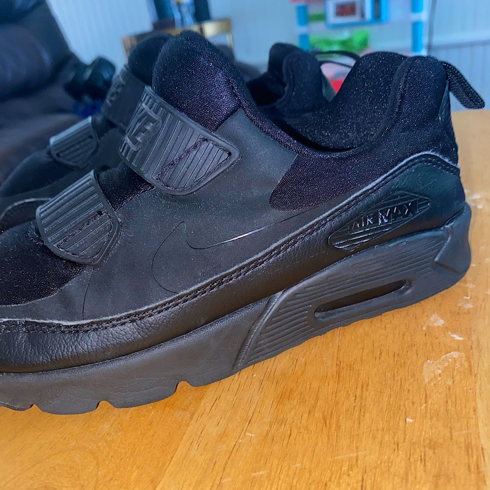 Boys black Nike Air max no laces sneakers size 1 Youth